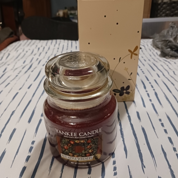 NWT! YANKEE CANDLE 14.5oz (Red Apple Wreath) - Picture 4 of 5